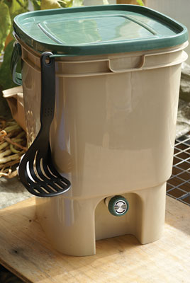 The completed VermiTek bin with tamper