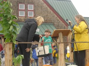 Karen Baldacci giving totebag to 4H participant